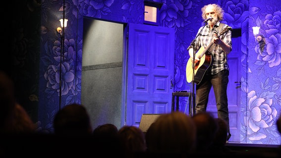 Santiano-Sänger Timsen performt einen Song auf der Bühne im Ohnsorg Theater in Hamburg beim "Vertell doch mal". © NDR Foto: Oke Jens