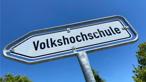 Auf einem Richtungsschild steht "Volkshochschule". © picture alliance / SVEN SIMON | Frank Hoermann / SVEN SIMON 