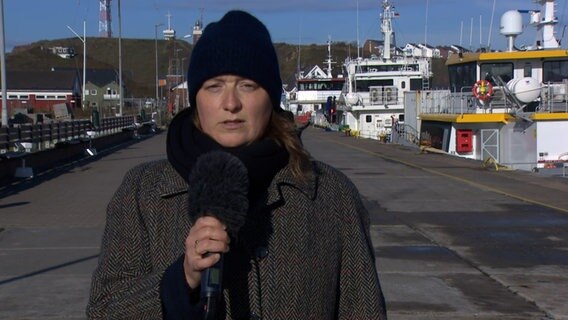 NDR-Reporterin Laura Albus steht im Hafen von Helgoland © NDr Foto: NDR Screenshots