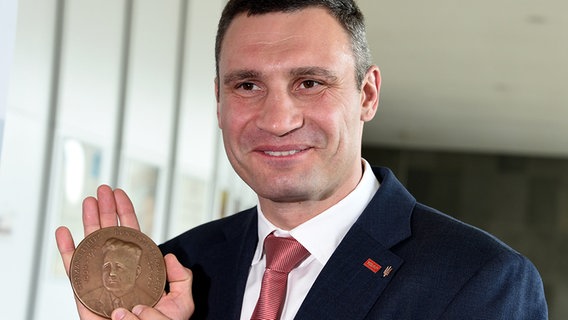 Der ehemalige Profiboxer und heutige Bürgermeister der ukrainischen Hauptstadt Kiew, Vitali Klitschko, zeigt am 22.05.2015 in Kiel (Schleswig-Holstein) die Medaille zum Hermann-Ehlers-Preis. © dpa-Bildfunk Foto: Carsten Rehder