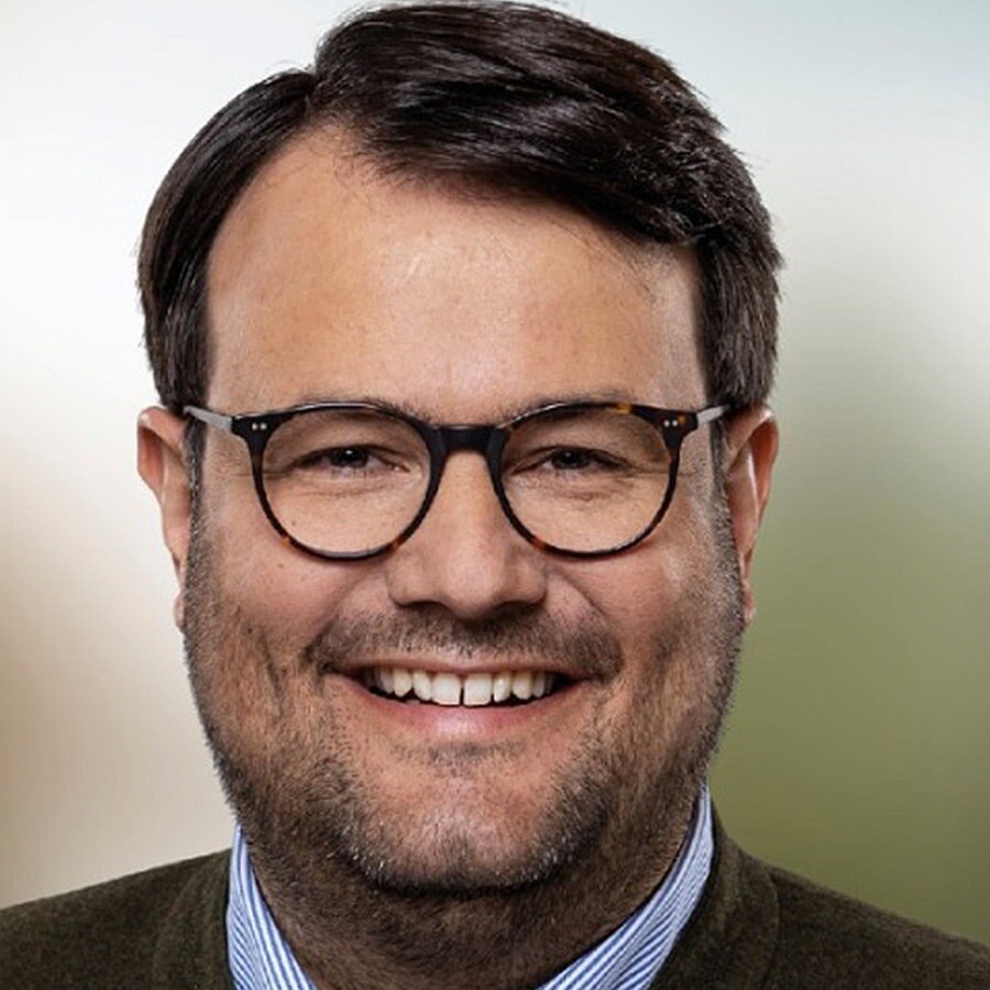 Rasmus Vöge (CDU) lächelt in die Kamera.  