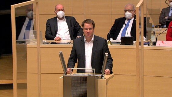 Christopher Vogt (FDP) am Pult im Plenarsaal des Landeshauses in Kiel. © NDR 