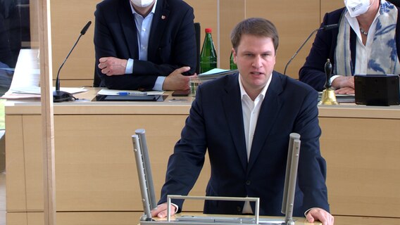Christopher Vogt (FDP) spricht am Pult im Plenarsaal des Landeshauses in Kiel. © NDR 