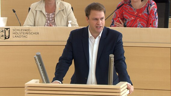 Christopher Vogt (FDP) spricht bei der Aktuellen Stunde im Landtag © NDR 