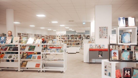 Die hellen Räume der Stadtteilbücherei Friedrichsort in Kiel. © NDR Foto: Lisa Pandelaki