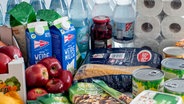 Lebensmittel und Produkte des täglichen Bedarf liegen auf einem Küchentisch. © picture alliance/dpa/dpa-Zentralbild Foto: Jens Büttner