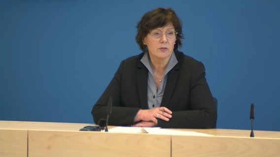 Innenministerin Sabine Sütterlin-Waack (CDU) spricht auf einer Pressekonferenz. © NDR 