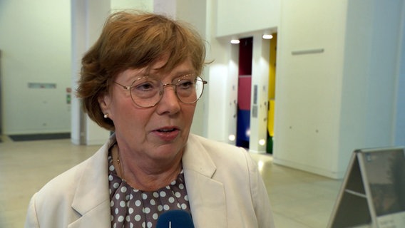 Innenministerin Sabine Sütterlin-Waack blickt seriös bei einem Interview im Foyer des Landeshauses in Kiel. © NDR 