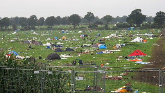 Das Festival-Gelände in Wacken mit zurückgelassenem Müll. © dpa-Bildfunk Foto: Andreas Bast