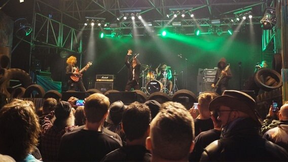 Kambodschanische Metal Band Erfullt Sich Woa Traum Ndr De