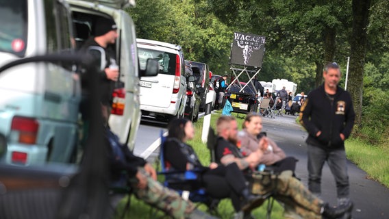 Wacken: Metal-Fans stehen mit ihren Fahrzeugen im Anreisestau. © dpa-Bildfunk Foto: Christian Charisius