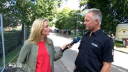 NDR Reporterin Lisa Knittel im Gespräch mit Frank Matthiesen, Polizeichef Itzehoe. © NDR 