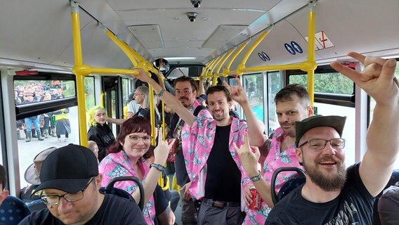 Einige Besucher des Wacken Open Airs fahren mit einem Bus zum Gelände. © NDR Foto: Alexander Scheck