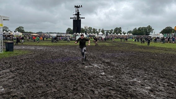 Die ersten "Metalheads" erstürmen den Holy Ground in Wacken. © NDR Foto: Christoph Klipp