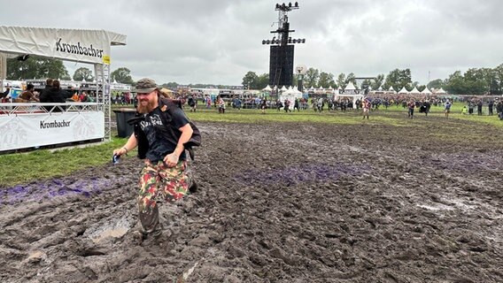 Die ersten "Metalheads" erstürmen den Holy Ground in Wacken. © NDR Foto: Christoph Klipp