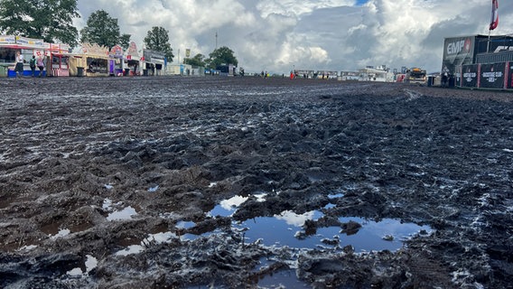 Vor den Bühnen das Wacken Open Air 2023 ist sehr viel Matsch und Schlamm © NDR Foto: Tobias Gellert