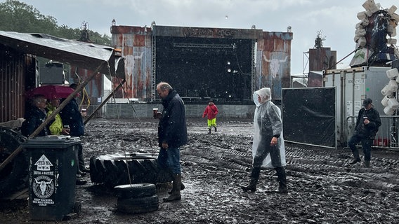 Auf dem Areal der "Wasteland Warriors", einem Abschnitt des Wacken Open Air, ist ebenfalls vom Matsch dominiert. © NDR Foto: Tobias Gellert