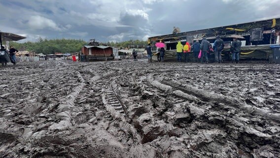 Auf dem Areal der "Wasteland Warriors", einem Abschnitt des Wacken Open Air, ist ebenfalls vom Matsch dominiert. © NDR Foto: Tobias Gellert