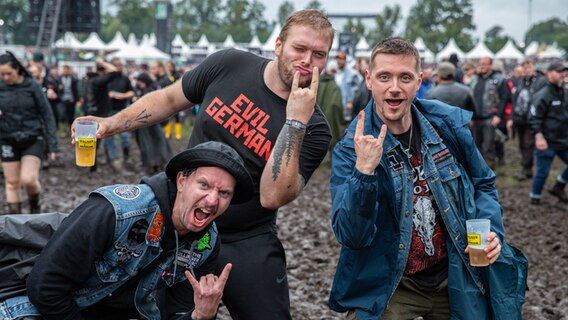 Drei Metalheads posieren auf dem Wacken Open Air © NDR Foto: Christoph Klipp
