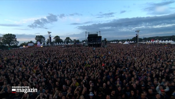 Tausende von Festival-Besuchern feiern in Wacken. © NDR 