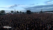 Tausende von Festival-Besuchern feiern in Wacken. © NDR 
