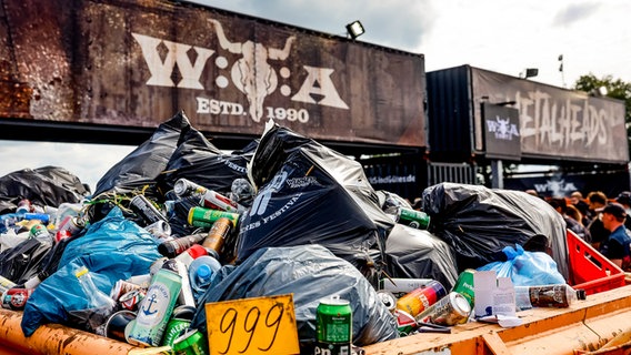 Wacken: Müll stapelt sich in grossen Containern beim Wacken Open Air vor dem Eingang zum Festivalgelände. © dpa Bildfunk Foto: Axel Heimken