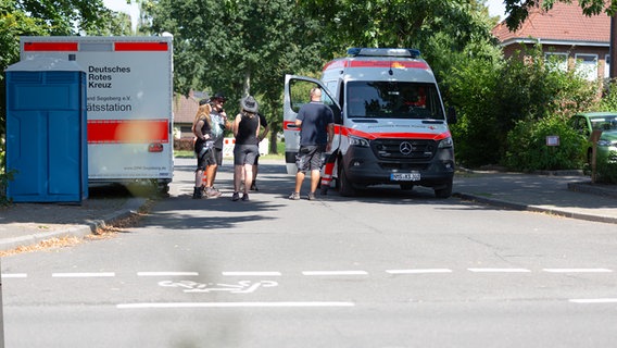 Ein Krankenwagen und eine Unfallhilfestelle des Deutschen Roten Kreuzes auf dem Wacken Open Air. Ein Krankenwagen und eine Unfallhilfestelle des Deutschen Roten Kreuzes auf dem Wacken Open Air. © NDR Foto: Dominik Dührsen