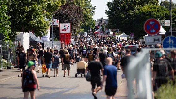 Auf der Hauptstraße in Wacken sind viele schwarz gekleidete Metalfans auf dem Weg durch das Dorf. Auf der Hauptstraße in Wacken sind viele schwarz gekleidete Metalfans auf dem Weg durch das Dorf. © NDR Foto: Dominik Dührsen