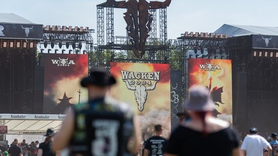 Menschen strömen auf eine große Bühne zu. © NDR Foto: Dominik Dührsen