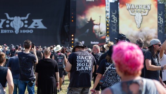 Menschen strömen auf eine Wacken-Bühne zu. © NDR Foto: Dominik Dührsen