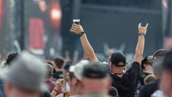 Menschen in dunkler Kleidung jubeln bei einem Konzert. © NDR Foto: Dominik Dührsen
