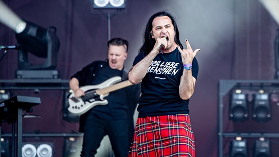 Der Komiker Bülent Ceylan bei seinem Konzert auf der Bühne des Wacken Open Air. © dpa Foto: Axel Heimken