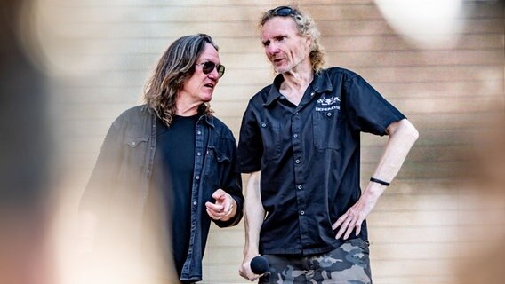 Die Festivalgründer Thomas Jensen (l) und Holger Hübner stehen auf einer Bühne des Wacken Open Air. © dpa Foto: Axel Heimken