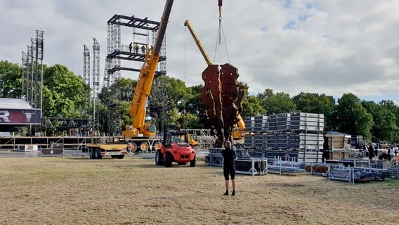 Der Bullenschädel aus Metall - ein Wahrzeichen des Wacken Open Air - hängt an einem Kran. © NDR Foto: Oliver Kring