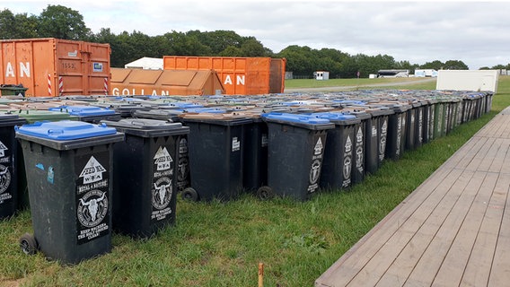 Auf dem Gelände des Wacken Open Airs reihen sich Mülltonnen aneinander. © NDR Foto: Oliver Kring