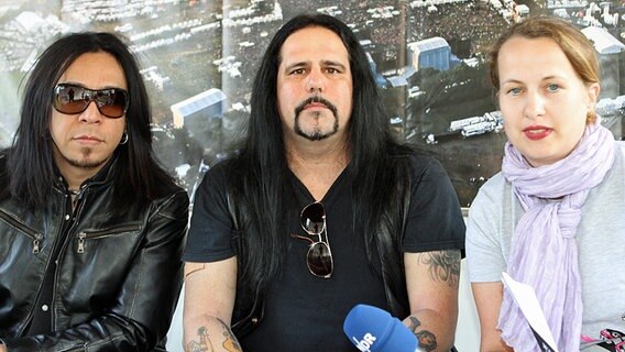 Die Gitarristen Mike Scaccia und Sin Quirin von Ministry im Gespräch mit Kathrin Otto. © NDR 