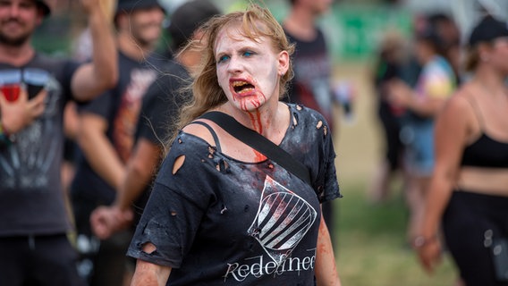 Ein als Zombie verkleidete Besucherin auf dem Wacken Open Air. © NDR Foto: Janis Röhlig