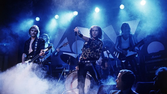 Die Scorpions mit ihrem Sänger Klaus Meine (vorne Mitte) während eines Auftritts 1986. © picture-alliance / KPA Copyright 