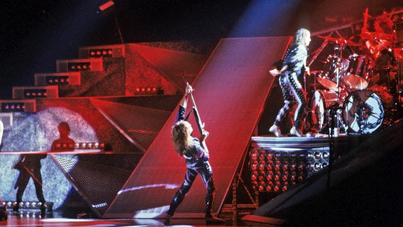 Die Scorpions bei einem Auftritt in Hamburg 1988. © picture-alliance / Jazzarchiv 
