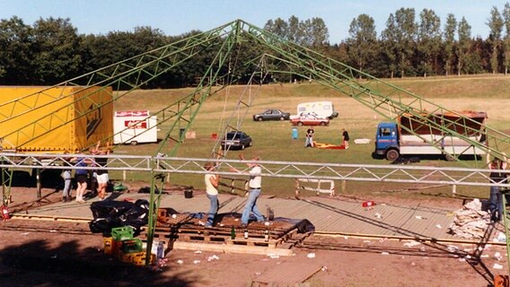 Los roadies prepararon el escenario para el Wacken Open Air en 1990. © Wacken Open Air 