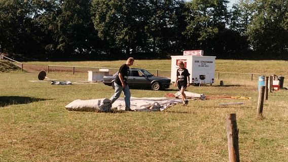 Roadies bauen 1990 die Bühne für das Wacken Open Air auf. © Wacken Open Air 