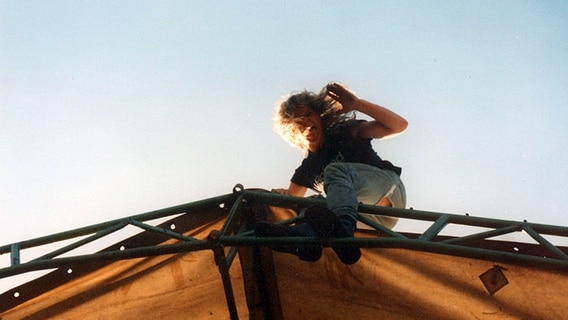 Wacken Open Air 1990: Ein Roadie klettert beim Aufbau der Bühne im Zeltgestänge. © Wacken Open Air 