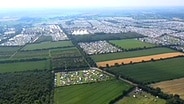 Blick aus dem Hubschrauber auf das Gelände des Wacken Open Air 2012. © NDR 