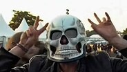 Ein Wacken-Besucher mit einer Totenkopfmaske © NDR 