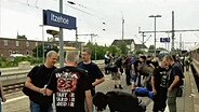 Metal-Fans am Bahnhof Itzehoe © NDR 