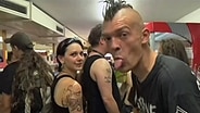 Metal-Fans beim Einkaufen © NDR 