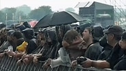 Festival-Besucher stehen im Regen vor der Bühne © NDR 