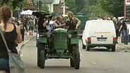 Detlev Buck mit Bauer Trede auf seinem Trecker © NDR 