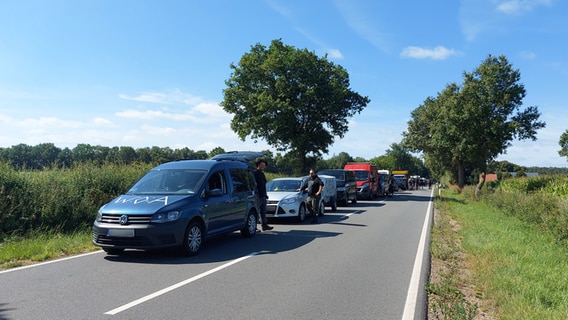 Autos stehen bei der Anreise zum Wacken-Festival im Stau © NDR Foto: Laura Albus