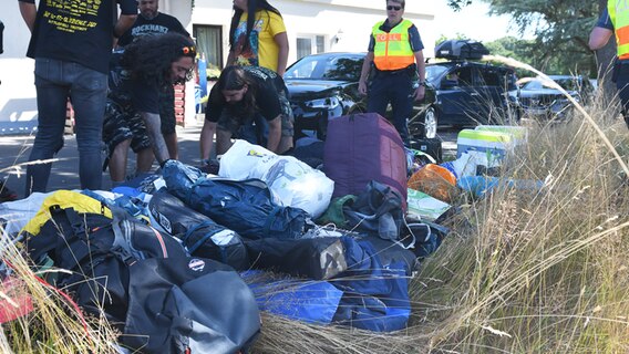 Wacken Besucher werden bei ihrer Anreise zum Festival von der Polizei durchsucht © NDR Foto: Jörn Zahlmann